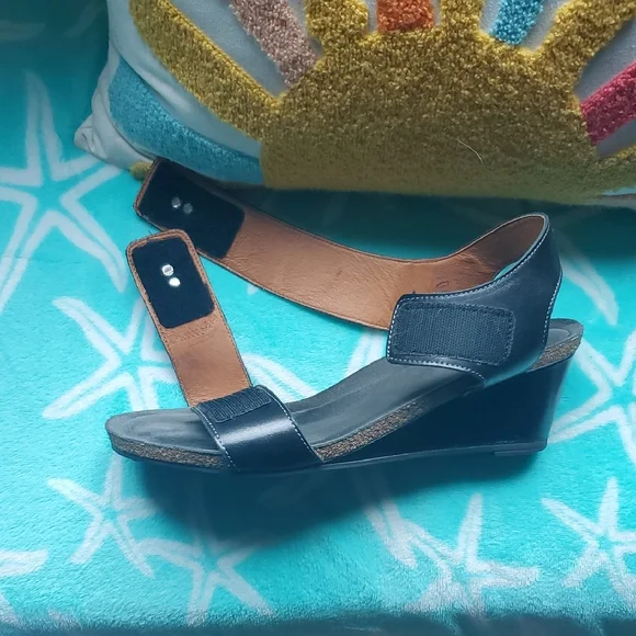 Taos Carousel 2 Black Modern Comfort Sandals - Picture 7 of 11